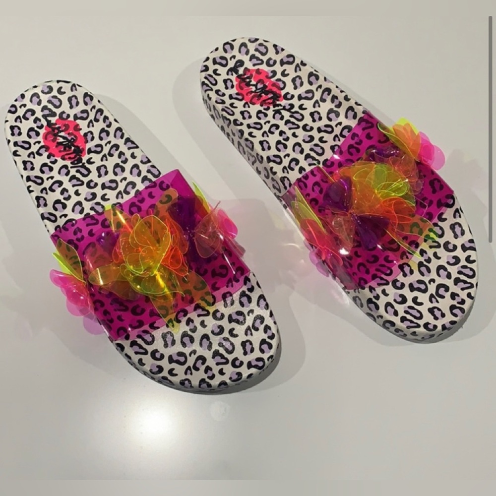 🌸NEW BETSEY JOHNSON WOMEN’S SANDALS 🩴 Sz 11 WITH TAGS.